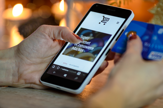 Cliente passant une commande en ligne depuis son smartphone
